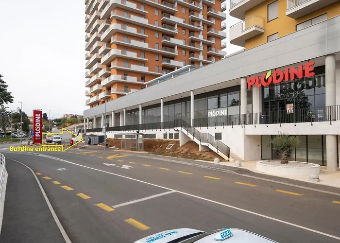 Mannequin: Sea View, Private Parking In The Garage